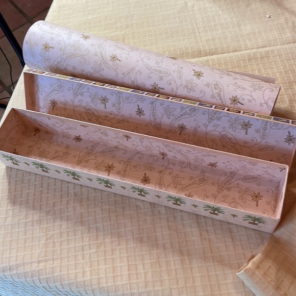 Shelf lining paper - Picture 2 of 2